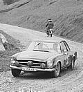 Eugen Böhringer und Klaus Kaiser auf Mercedes-Benz 230 SL sind die Sieger der Rallye Lüttich - Sofia - Lüttich, 1962.